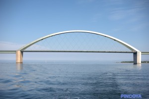 unter Motor passieren wir die Fehmarnsund Brücke