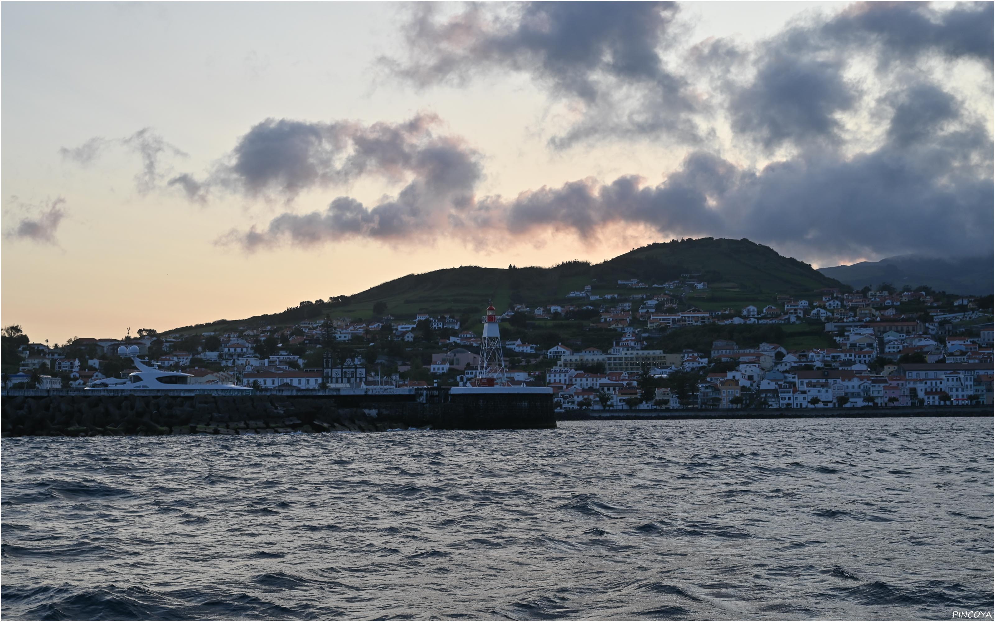 „Einfahrt von Horta auf Faial.“