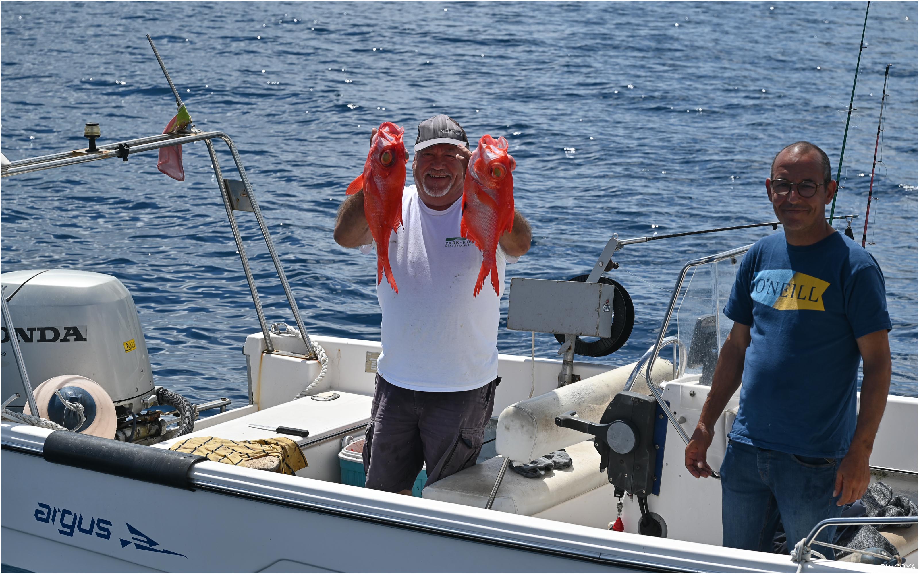 „Unterwegs treffen wir zwei stolze Angler. Der beste Fisch der Welt, den Namen haben wir vergessen, sie haben ihn in 600m Tiefe gemangelt.“