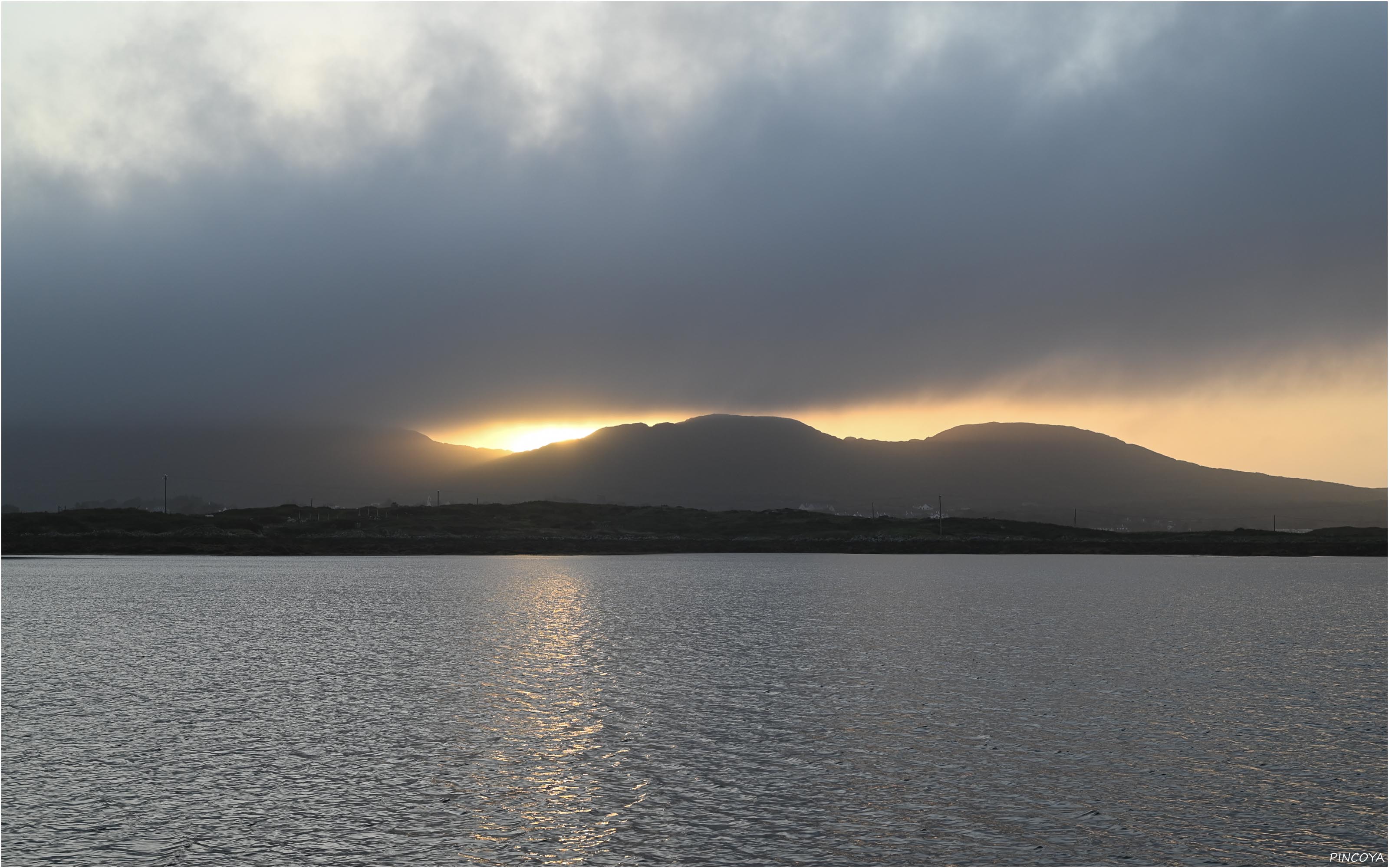 „Sundowner hinter den Bergen von Roundstone.“