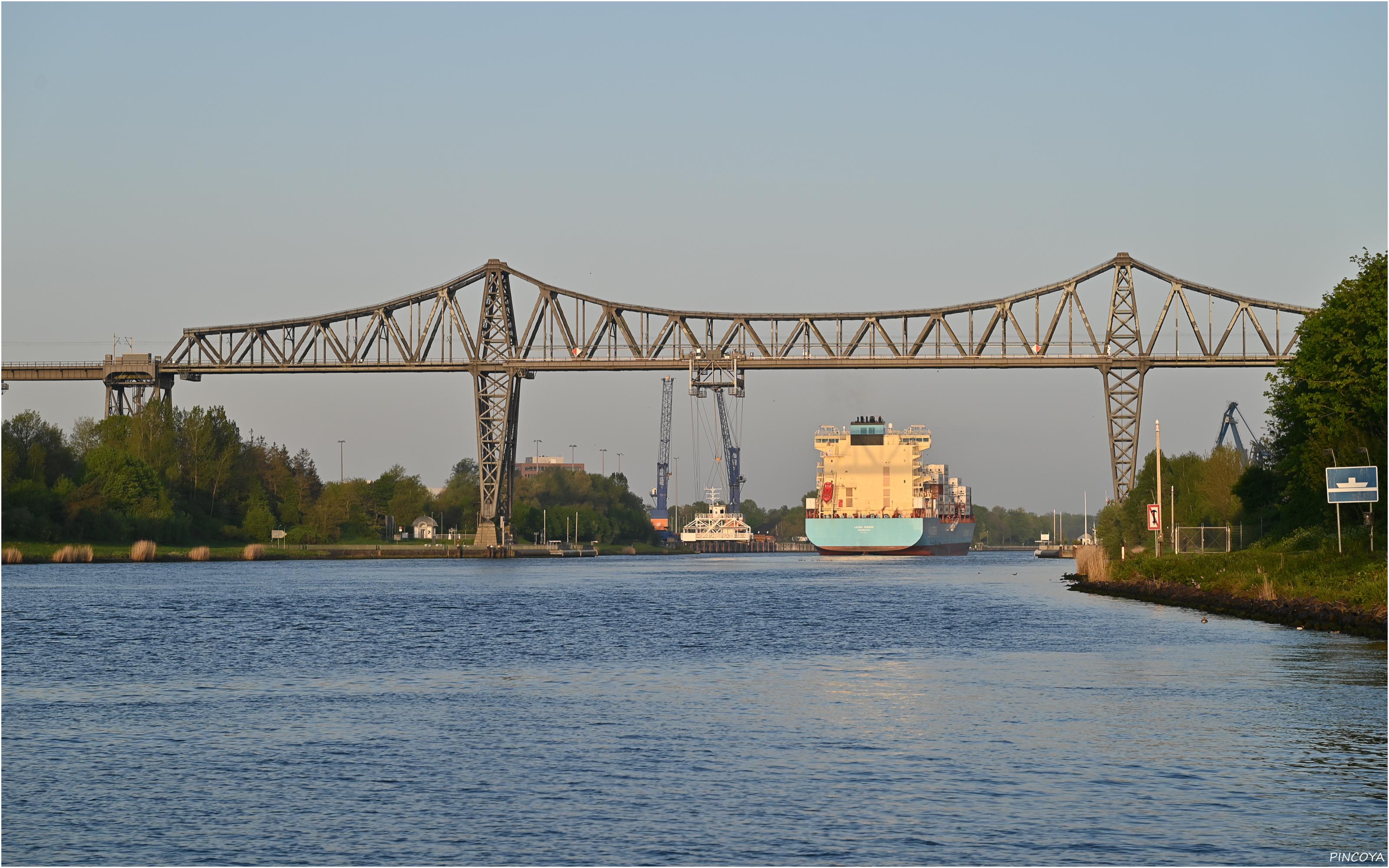 „Im Kielkanal fädeln wir uns in Richtung Brunsbüttel ein.“
