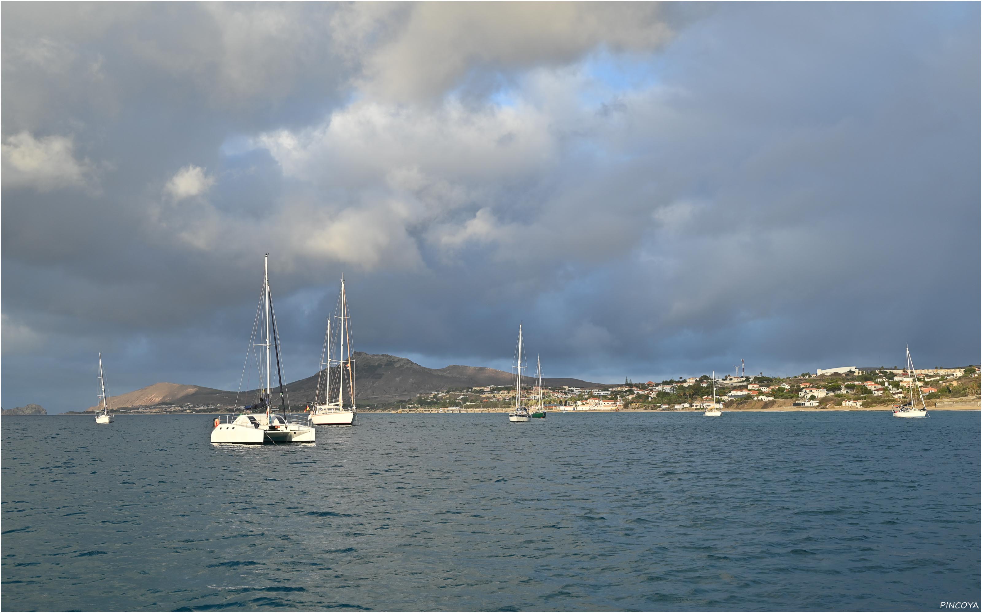 „vor Porto Santo ... Erst nach einer Woche und nachdem wir die Bilder von Weihnachten 22 zu Hilfe genommen haben, sind wir uns sicher. Mit dem Pärchen von dem französischen Katamaran hinter uns, haben wir auf El Hierro Weihnachten und Neujahr gefeiert 😂. Natürlich besuchen wir sie. Die Welt ist wirklich klein ...“