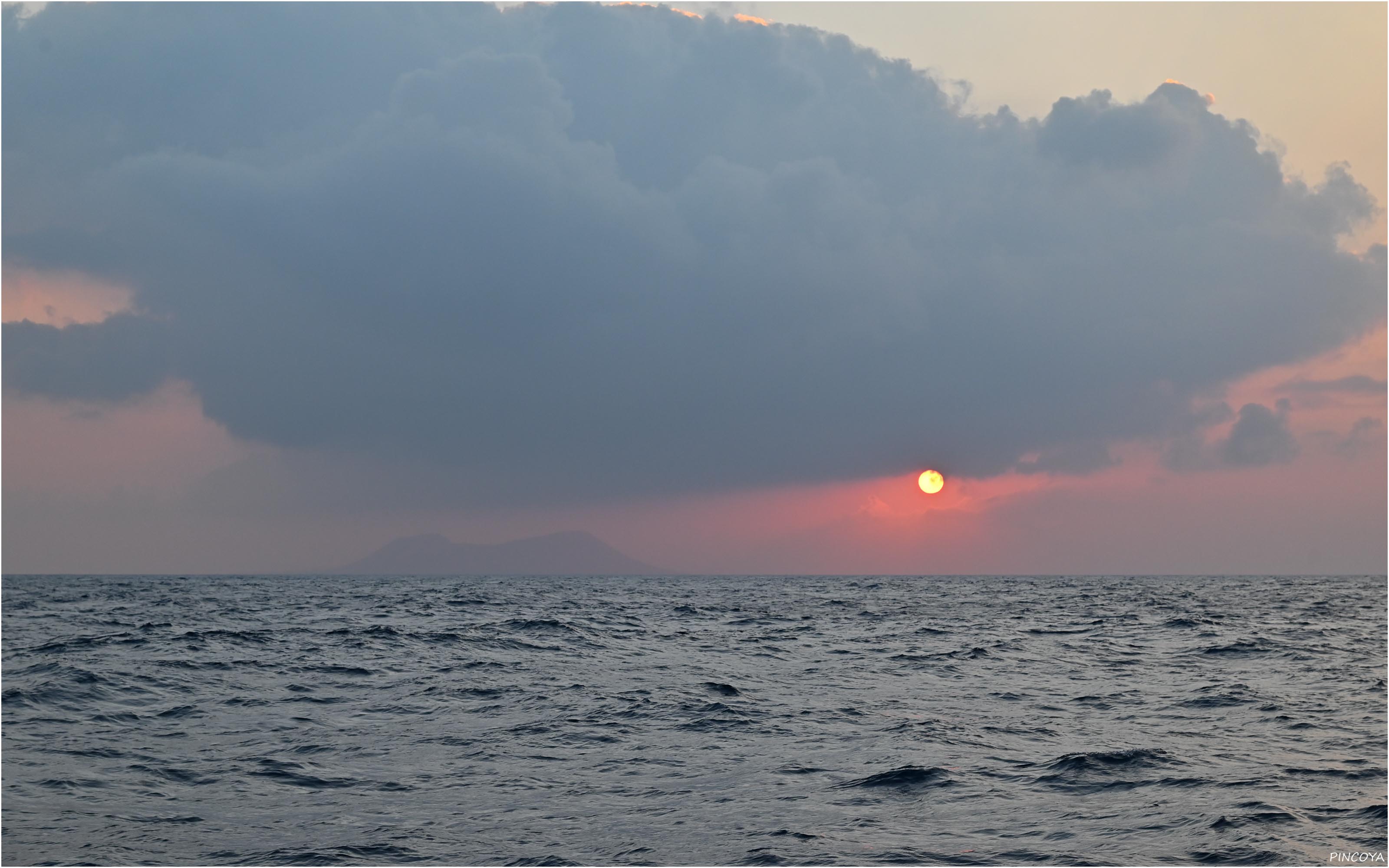 „Im Morgendunst nach der zweiten Nacht liegt die Isla de la Graciosa schon vor uns.“