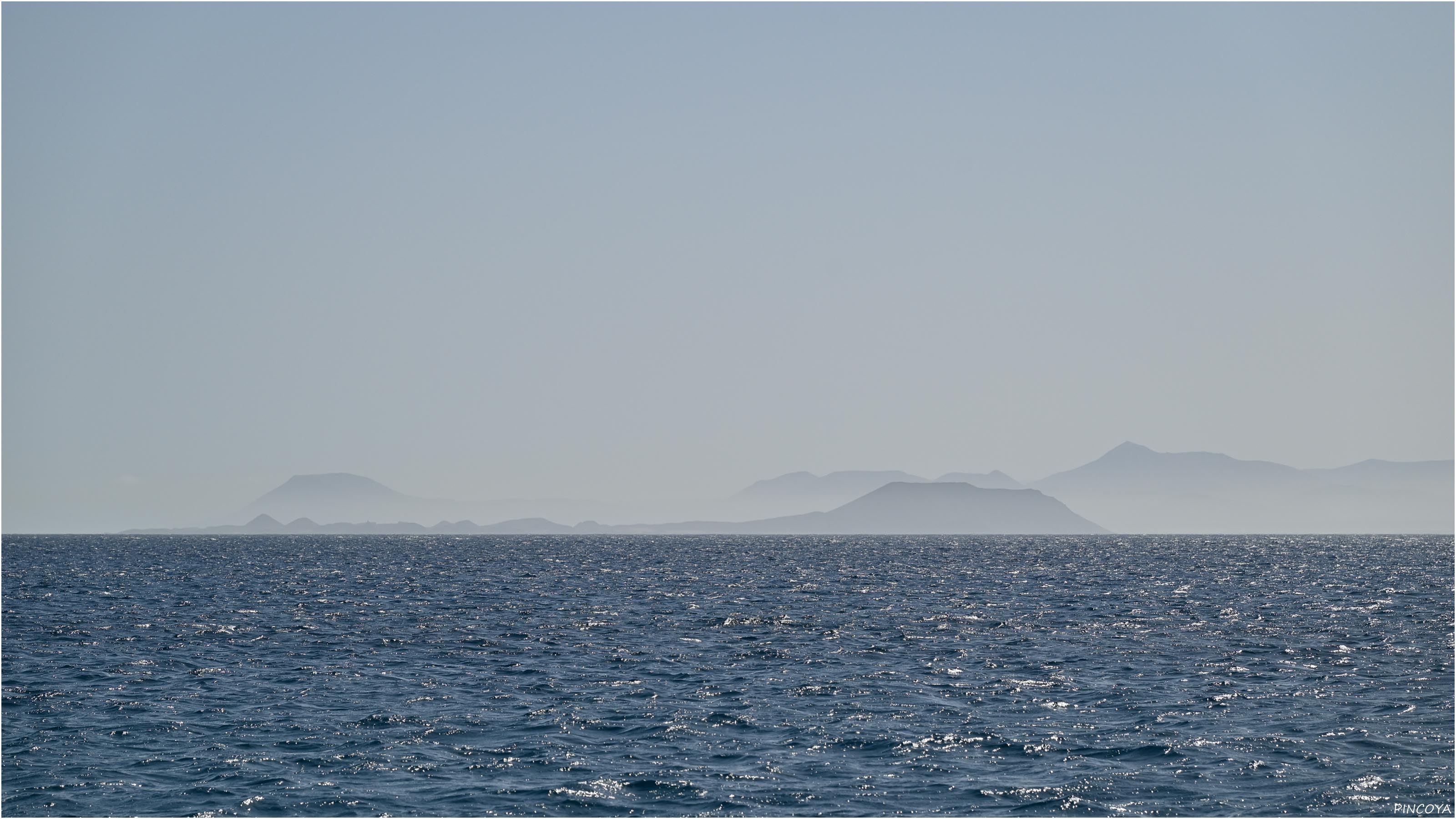 „Dunstiges Fuerteventura mit der Isla de Lobos im Vordergrund.“