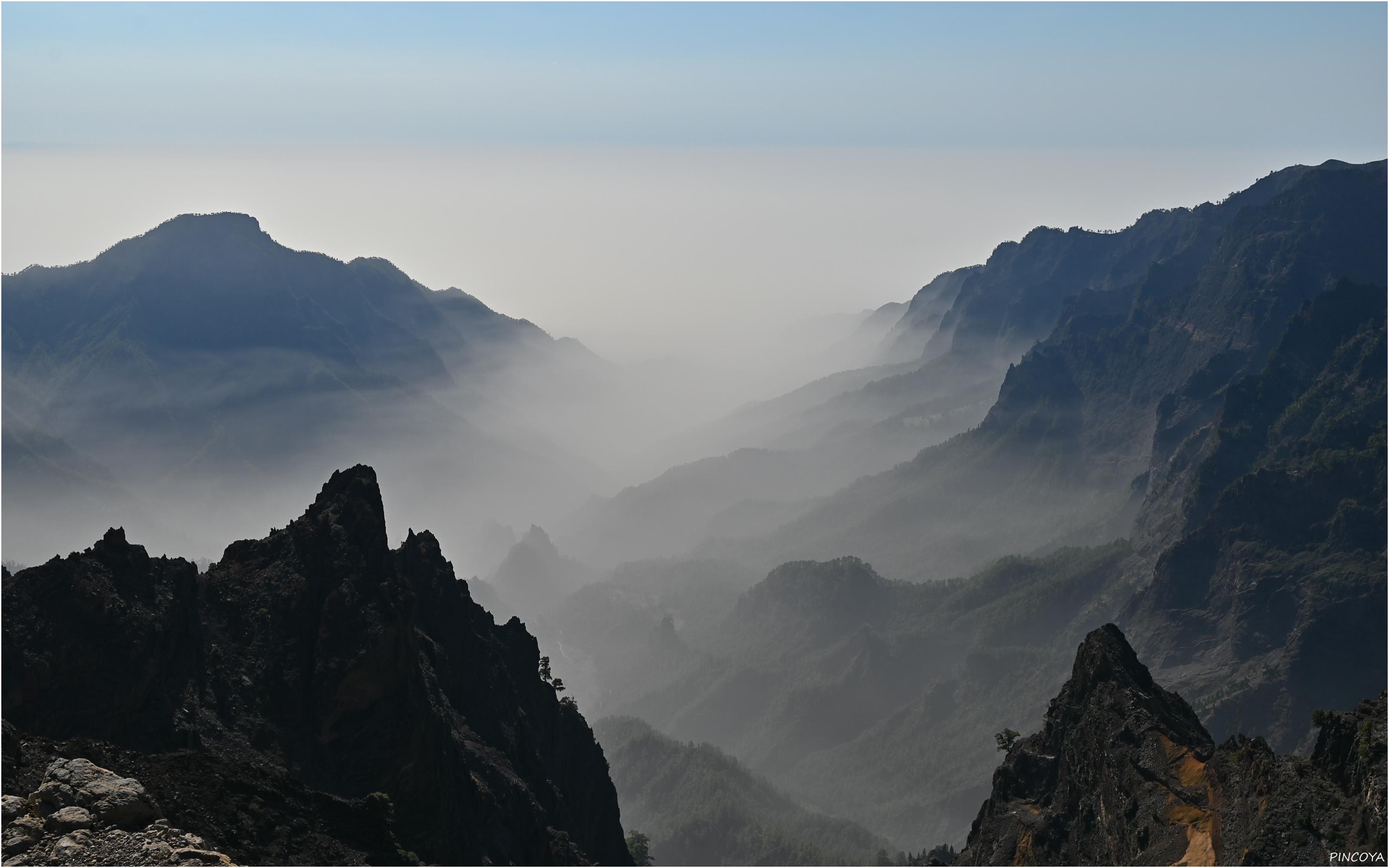 „Unten ärgert man sich schon etwas über den Sahara-Dunst, hier oben unterstreicht er palstellartig die atemberaubende Landschaft.“