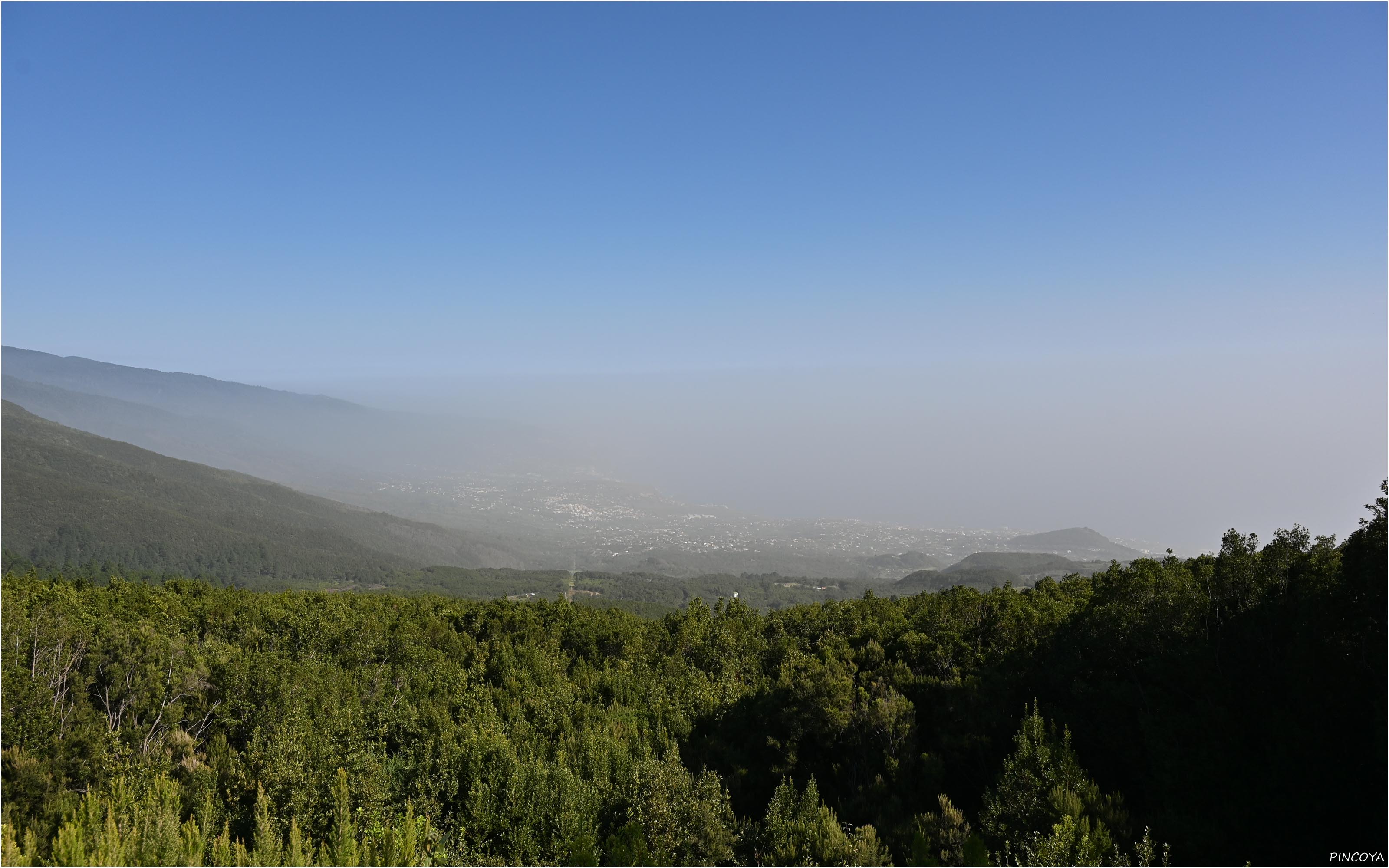 „Hier sieht man, wie dick und undurchdringlich die Dunstschicht um La Palma herumliegt. Nur die Berge schauen heraus.“