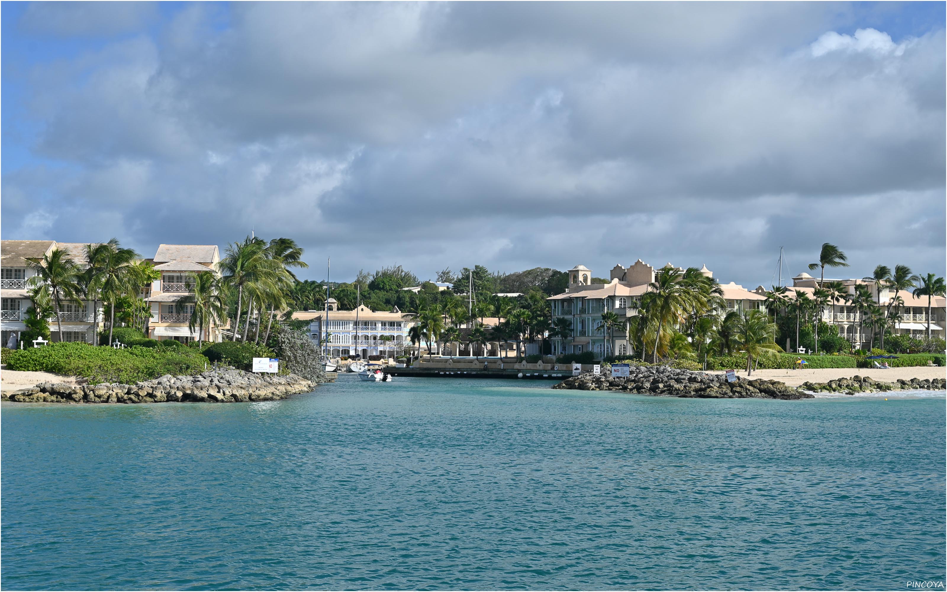 „Die Einfahrt zur Marina des Resorts“